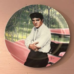 Elvis at the Gates of Graceland.   Decorative Plate.  Booklet, certificate incl.